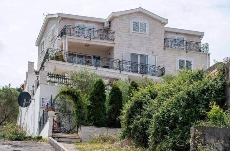 Villa Mare Apartments Тиват Екстер'єр фото